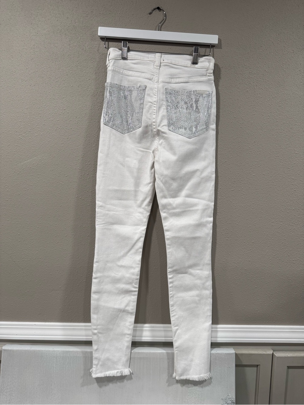 $225 Retail 7FAMK Womems White Metallic Skinny - Picture 2 of 9
